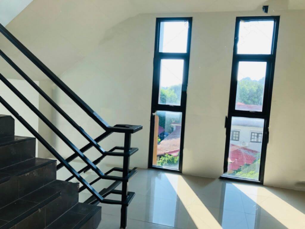 barandilla de escalera negra