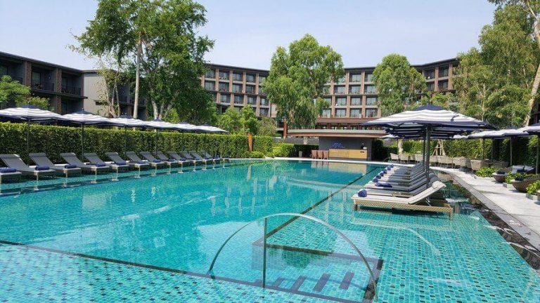 Thermostatic swimming pool